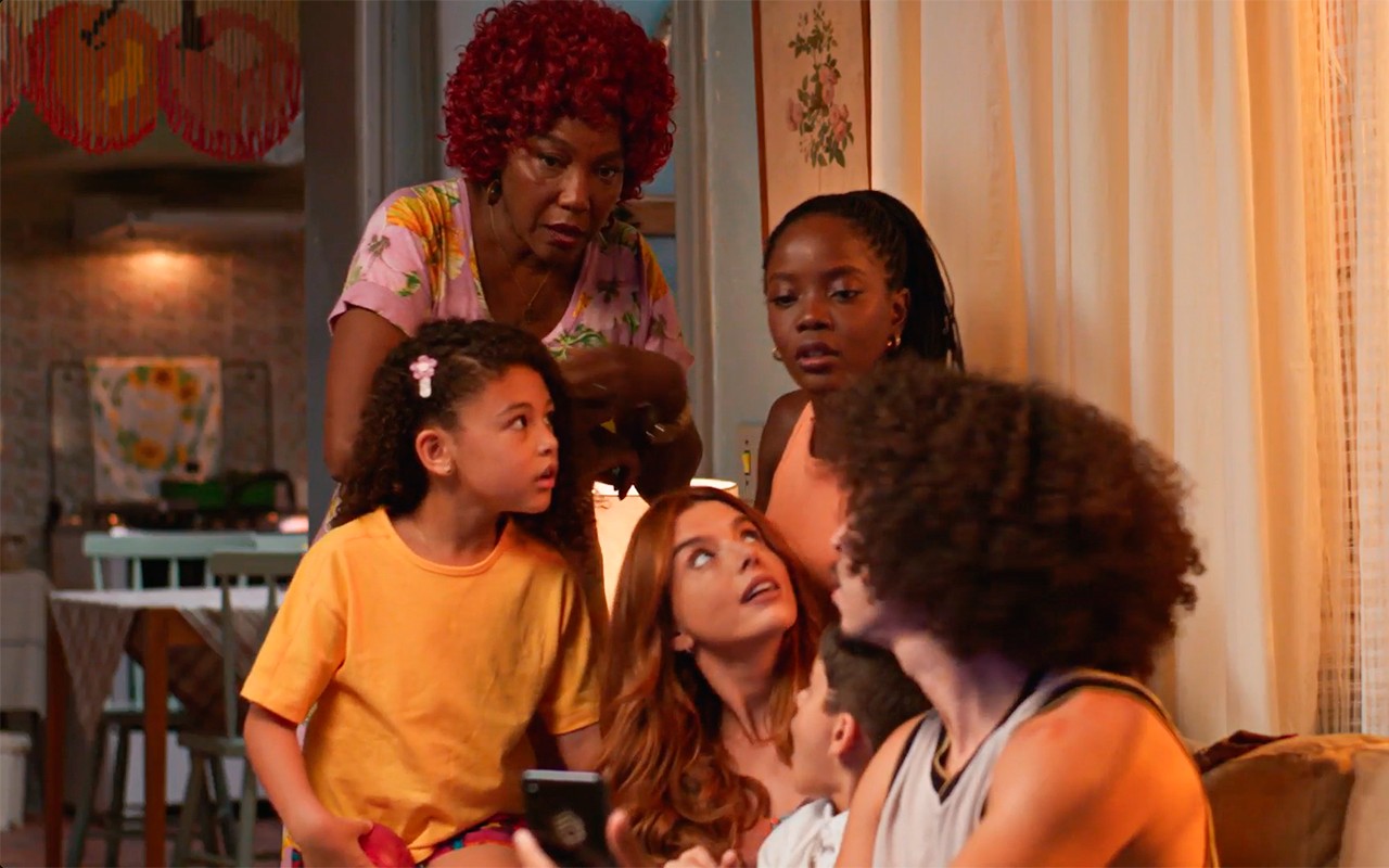 Dona de Mim: Leo vê beijo de Marlon e Bárbara e fica com ciúme