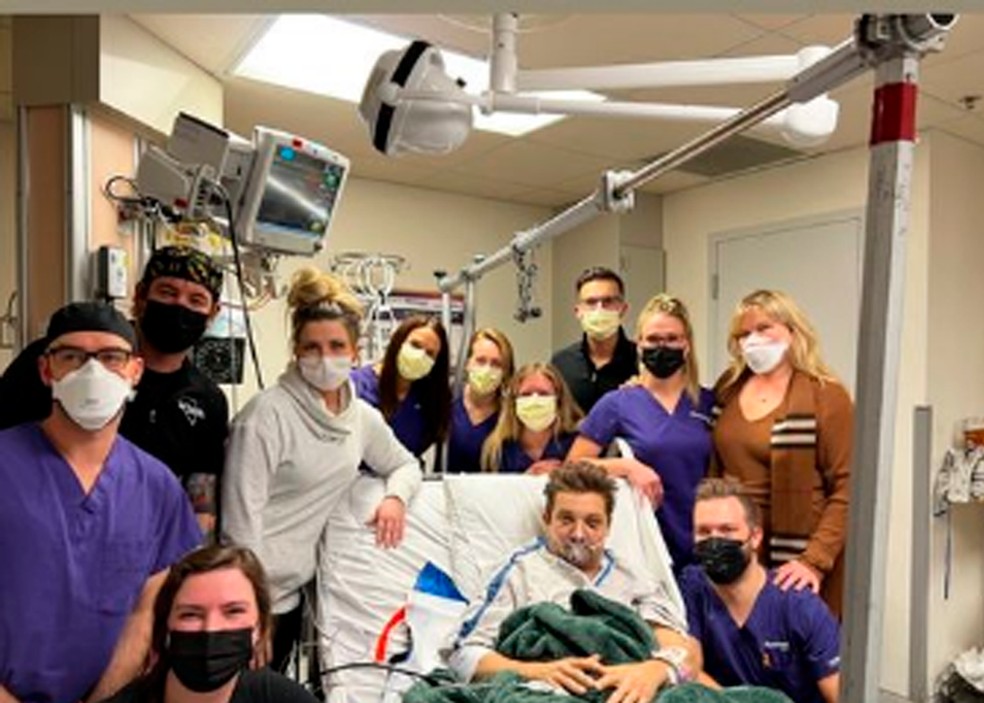 Jeremy Renner com equipe médica alguns dias após acidente — Foto: Reprodução/Instagram