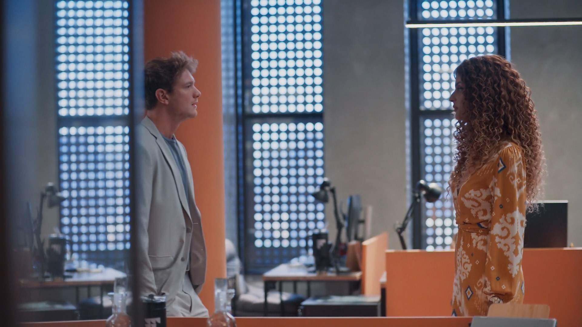 Três Graças: Leonardo tenta reconquistar Viviane, e ela fica mexida