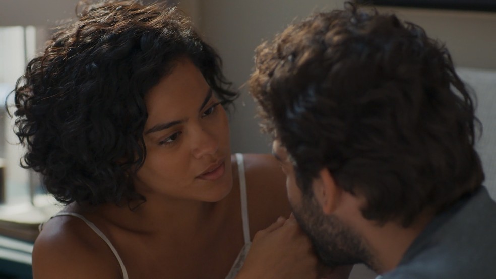 Afonso faz proposta a Fátima e é surpreendido pela resposta — Foto: Reprodução/TV Globo