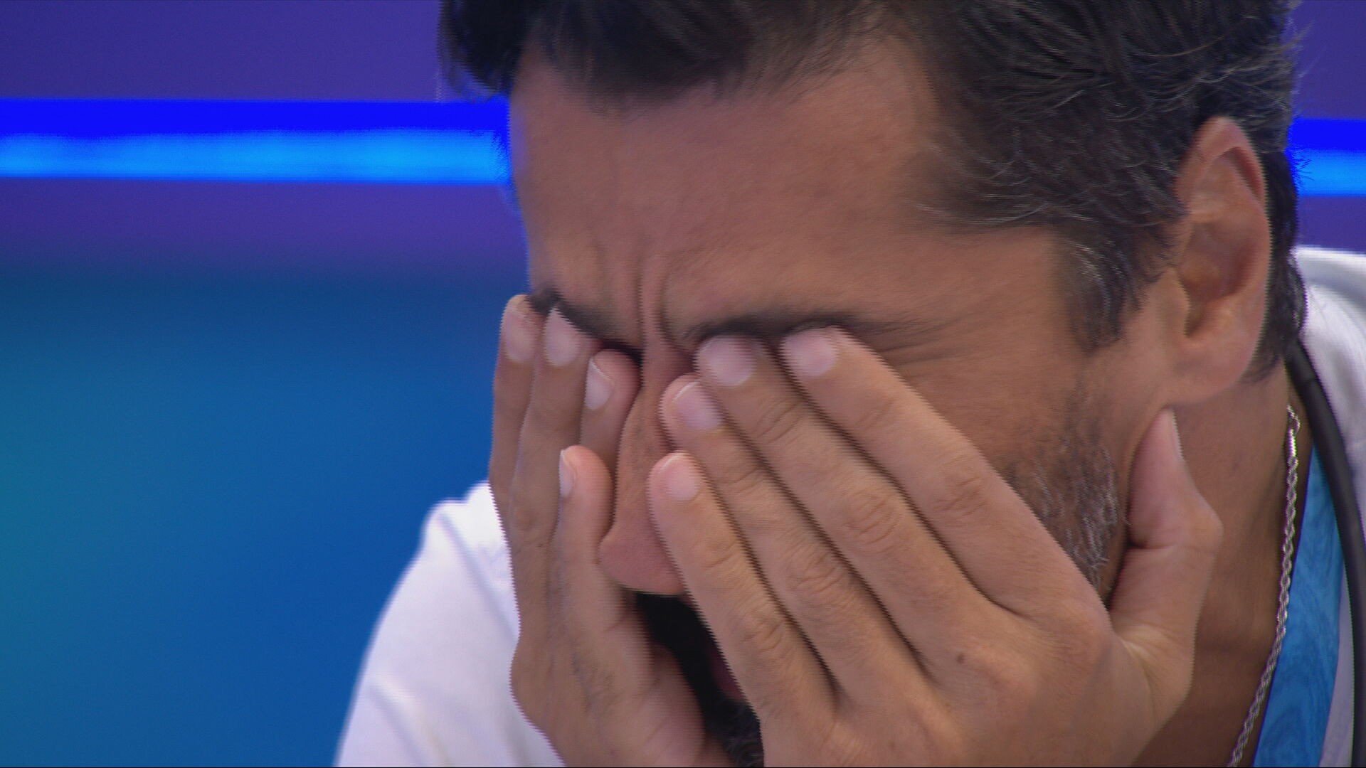 Alberto Cowboy se emociona com vídeo de esposa no Presente do Anjo: 'Saudade do seu cheiro'