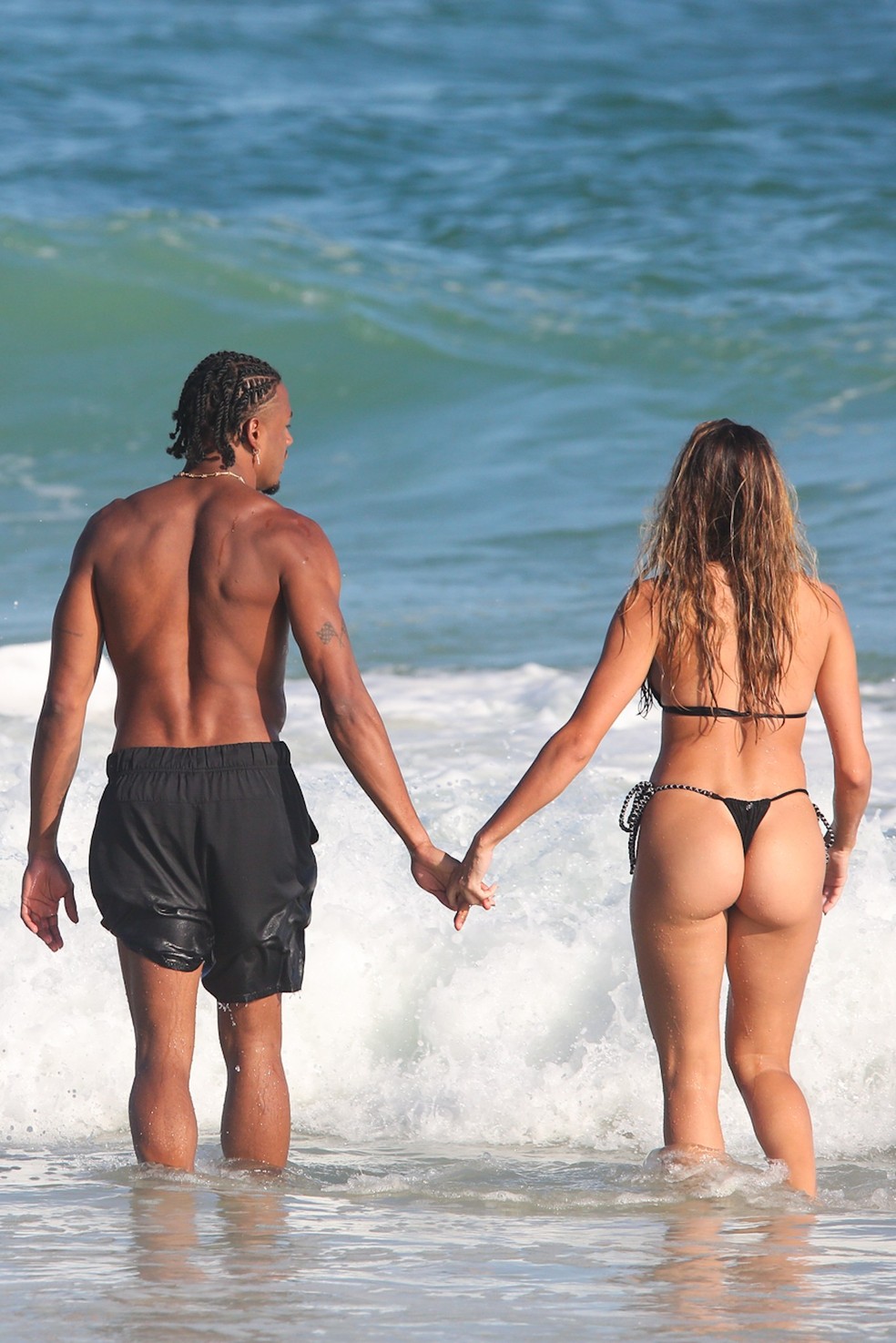 Paulo André e sua namorada Thays Andreata na praia da Barra da Tijuca — Foto: Dilson Silva/Agnews