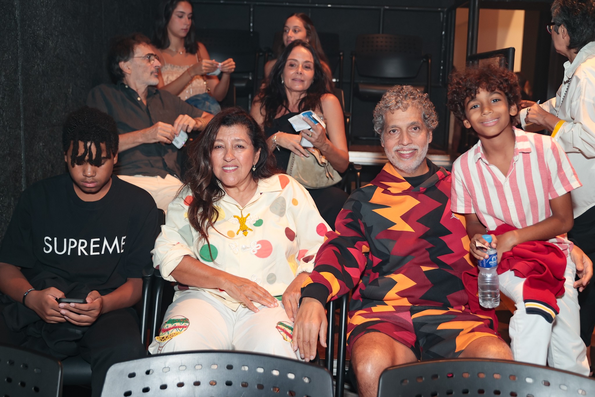 Regina Casé e família prestigiam estreia da peça 'Surda', protagonizada por Benedita Casé