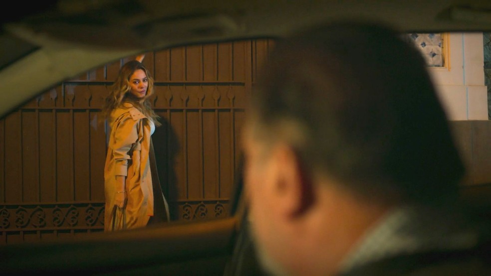 Heleninha vai para o meio da rua gritar por Ivan — Foto: Reprodução/TV Globo