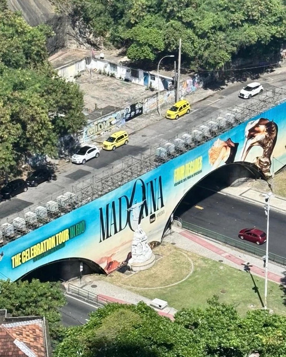 Túnel no Rio recebe anúncio gigante de show da Madonna em Copacabana — Foto: Reprodução