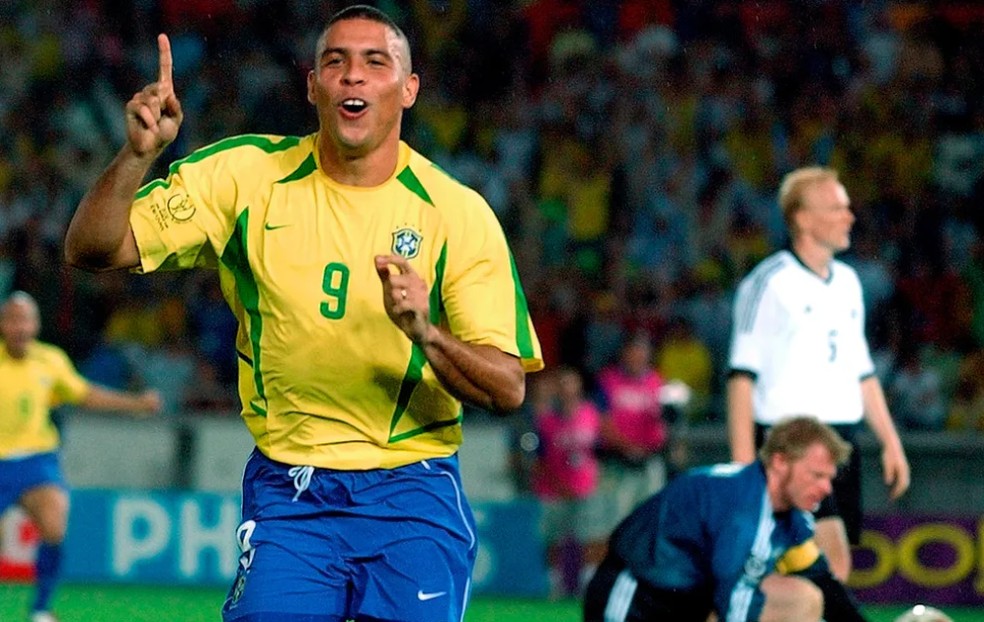 Ronaldo brilhou com dois gols na final da Copa de 2002 — Foto: Agência AP
