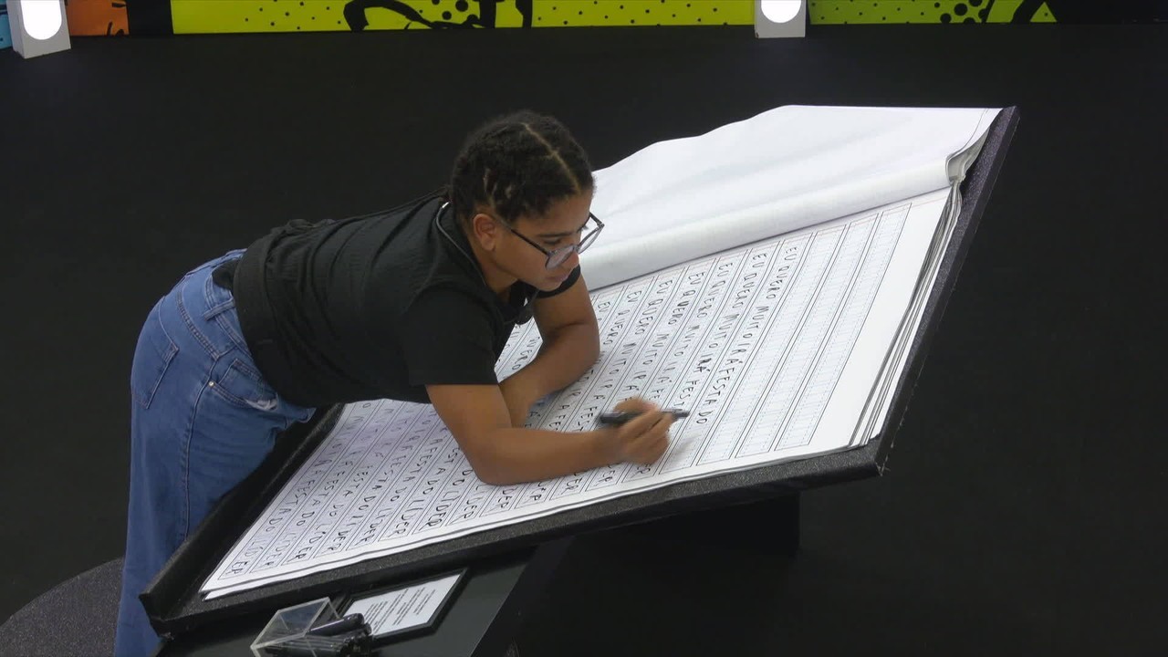 Barrado no Baile: Milena completa três horas escrevendo no caderno