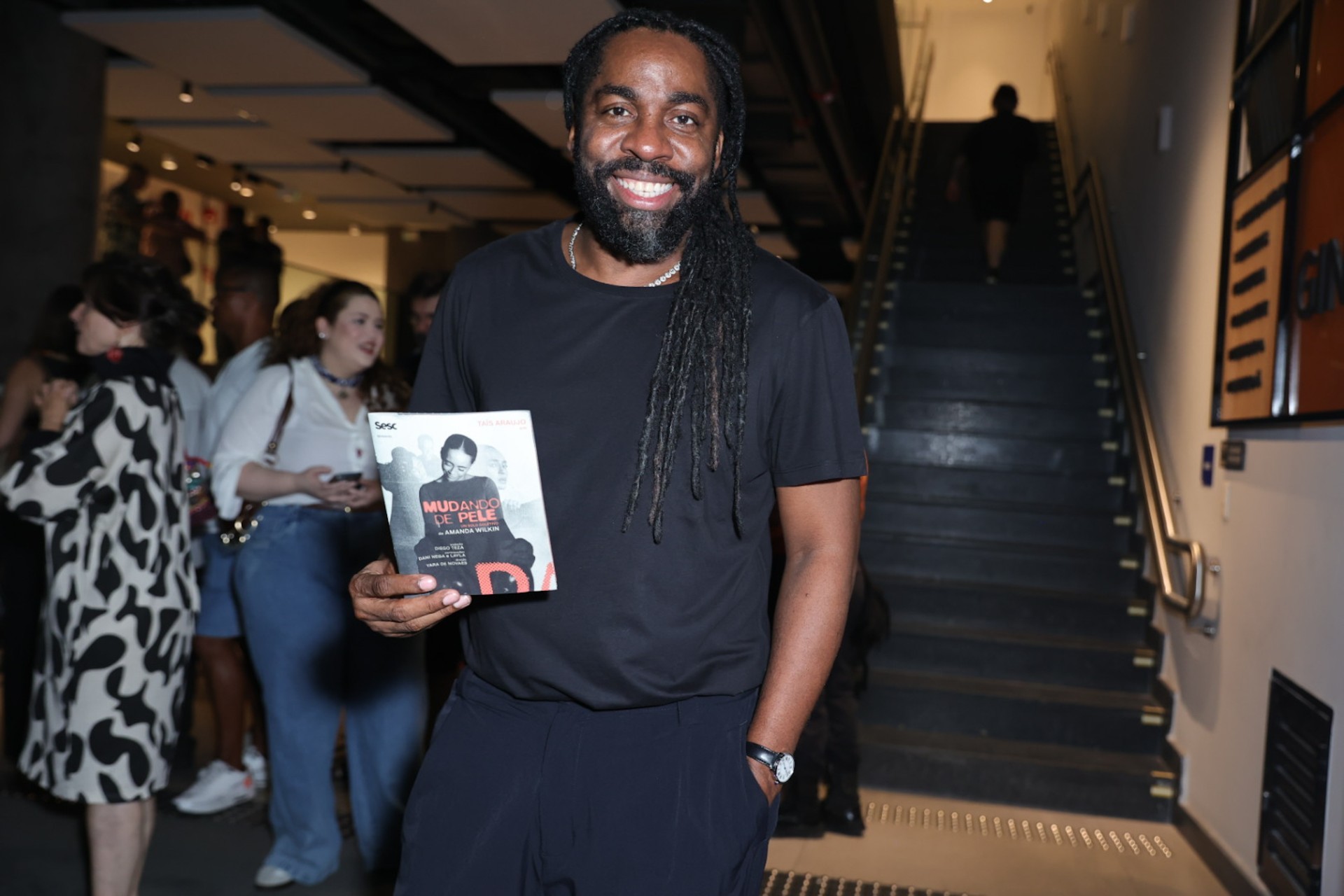 Famosos prestigiam estreia de Taís Araújo em seu primeiro monólogo da carreira no teatro do Rio