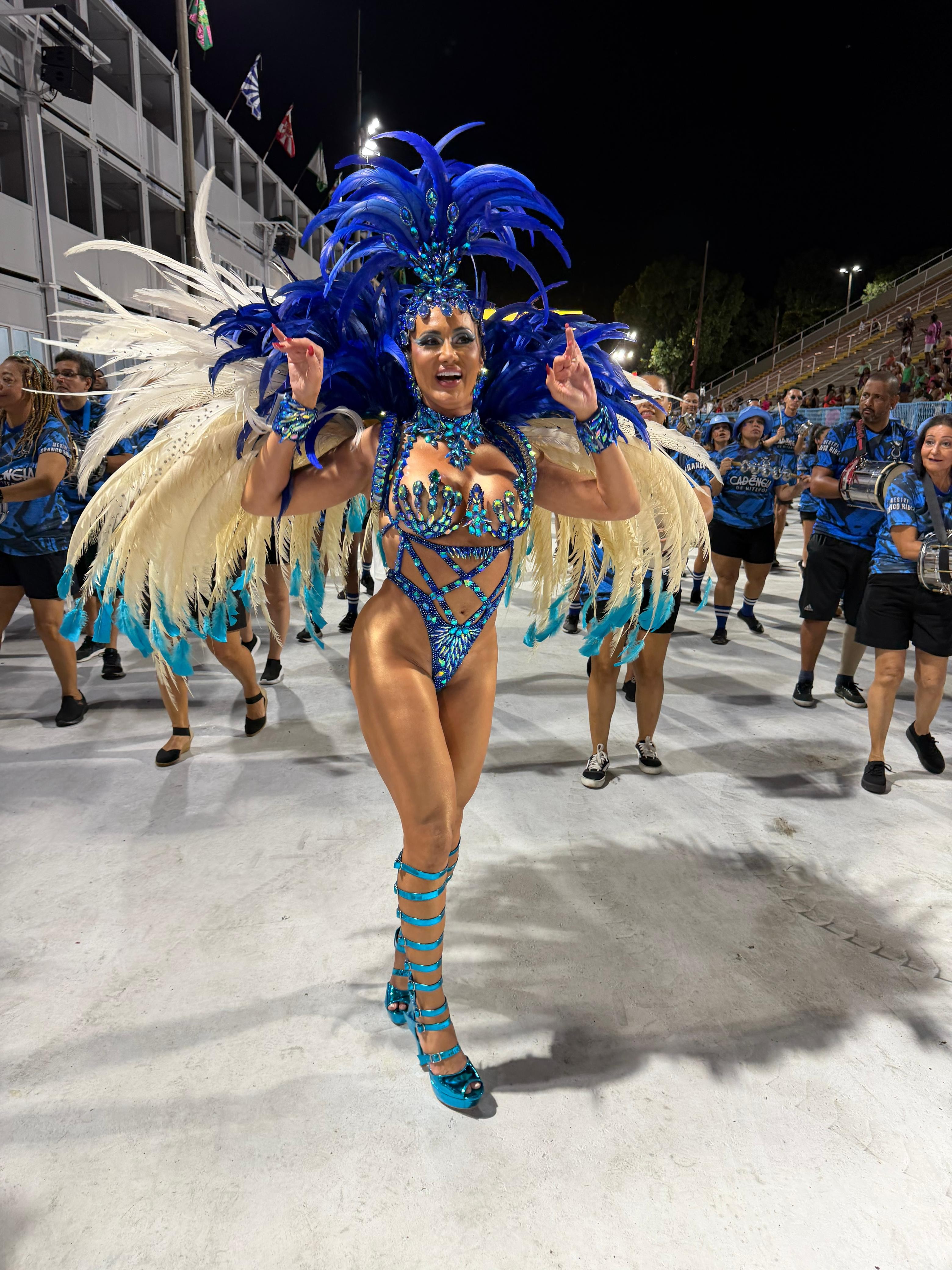 Acadêmicos de Niterói leva a escola para rua em noite de ensaio técnico