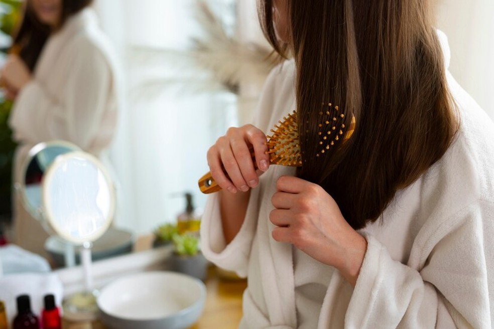 Escova achatada e com cerdas finas — Foto: Freepik