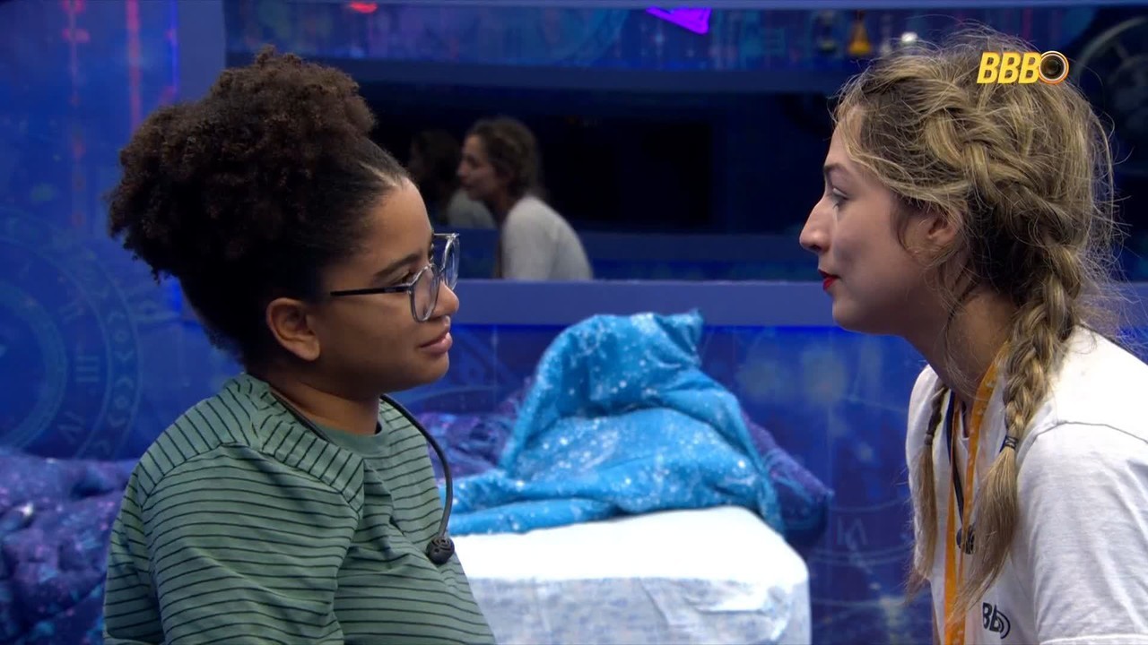 Samira revela informação privilegiada para Milena, que cogita cenário: 'Vai macetar em cima do Líder'