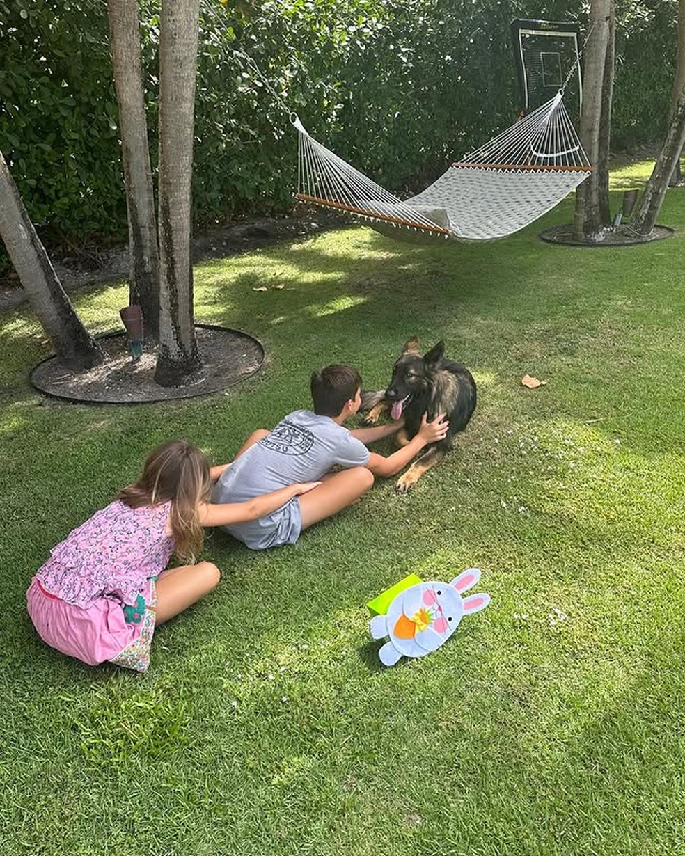 Gisele Bündchen é vista pela primeira vez com seu bebê após dar à luz — Foto: Reprodução/Instagram