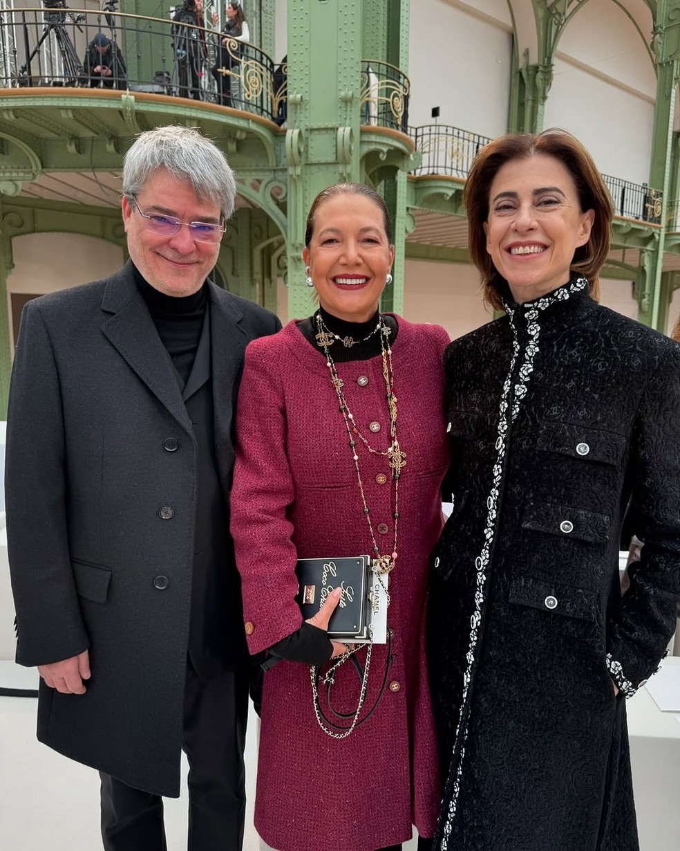 Andrucha Waddington, Donata Meirelles e Fernanda Torres no desfile da Chanel — Foto: Reprodução