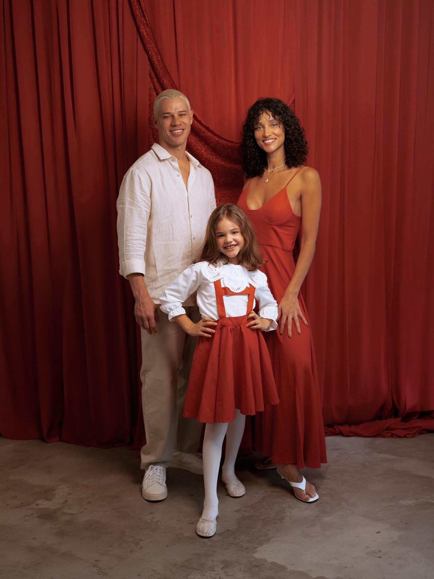 Em clima natalino, José Loreto e Débora Nascimento posam com a filha: 'Nossa felicidade entrelaçada'