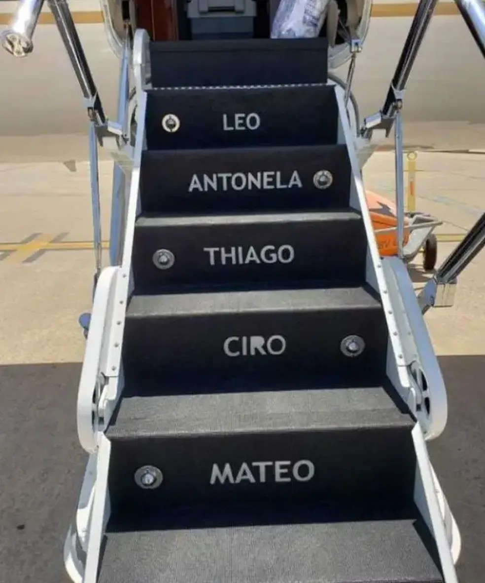 Jatinho de Messi tem os nomes da família na escada — Foto: THE SUN