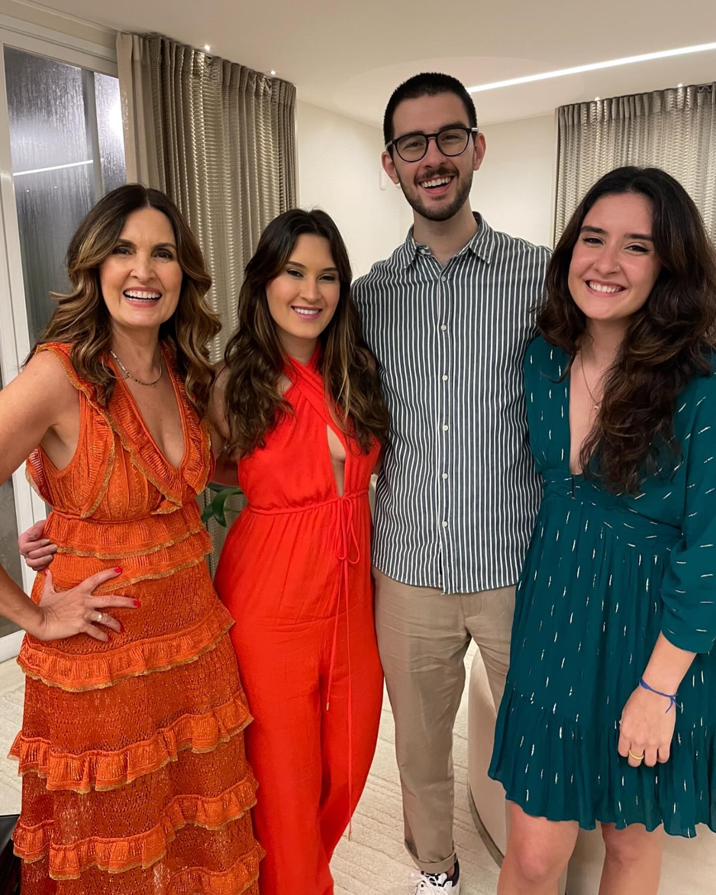 Fátima Bernardes celebra 28 anos dos trigêmeos: 'Maiores amores da minha vida'