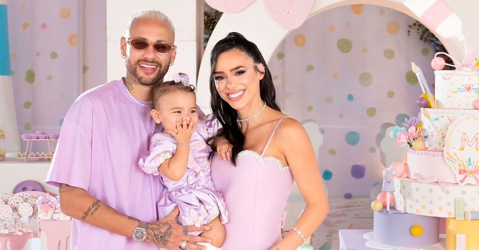 Neymar compartilha clique apaixonado ao lado de Bruna Biancardi e Mavie — Foto: Instagram