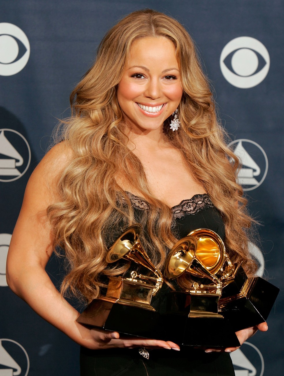 Mariah Carey posa com seus prêmios Grammy — Foto: Getty Images