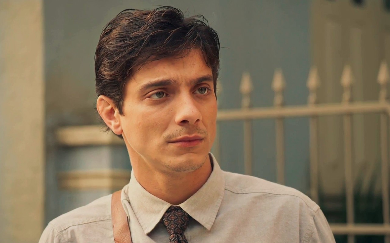 Êta Mundo Melhor!: Estela e Celso dão beijão no altar diante de Túlio