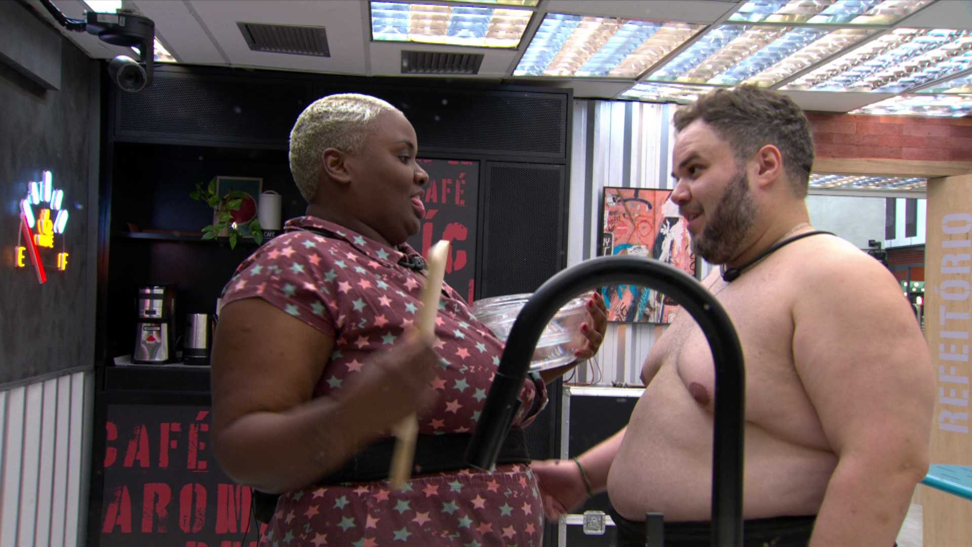 Hanii chama Thainá Gonçalves para conversar: 'Ficou chateada comigo?'