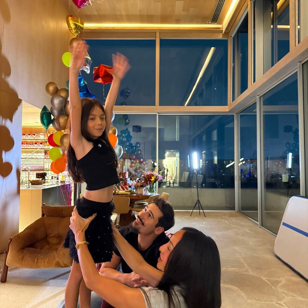 Nicolas Prattes abre álbum de fotos ao lado de Sabrina Sato | Gshow