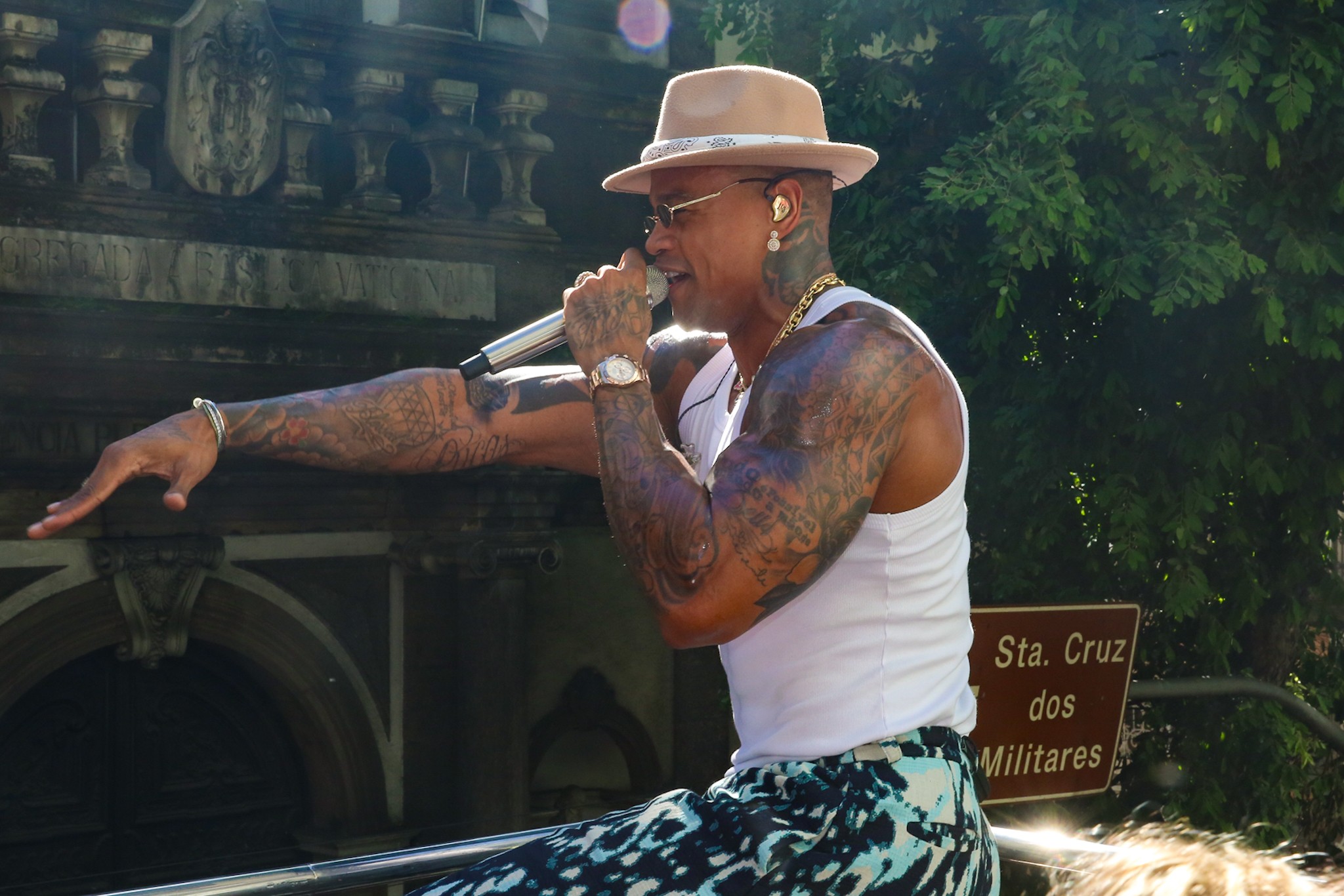 Léo Santana comanda megabloco no Rio