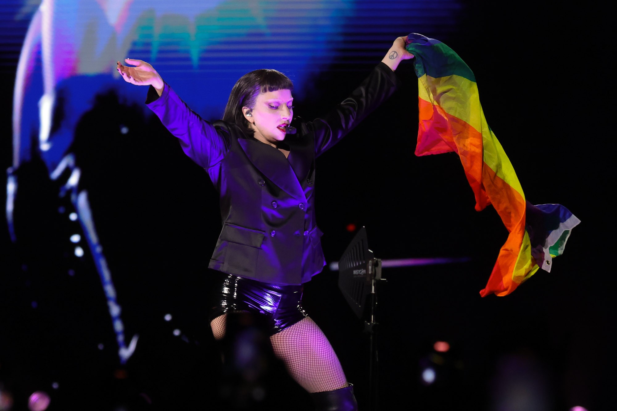 Após curtir show de Lady Gaga, Diego Hypólito é tietado na praia de Ipanema