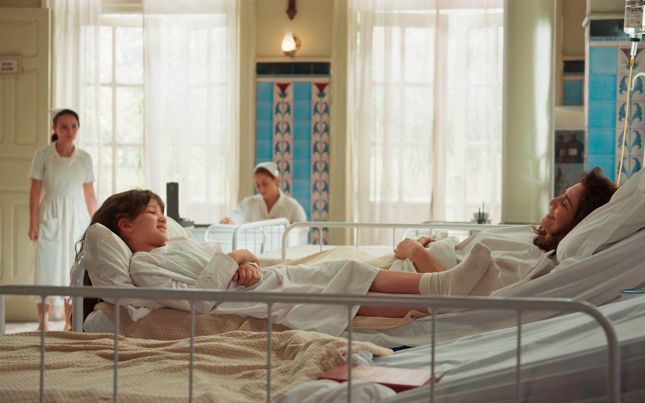 Mais segredos? Estela se desespera ao ver sua mãe e Anabela juntas em Êta Mundo Melhor!