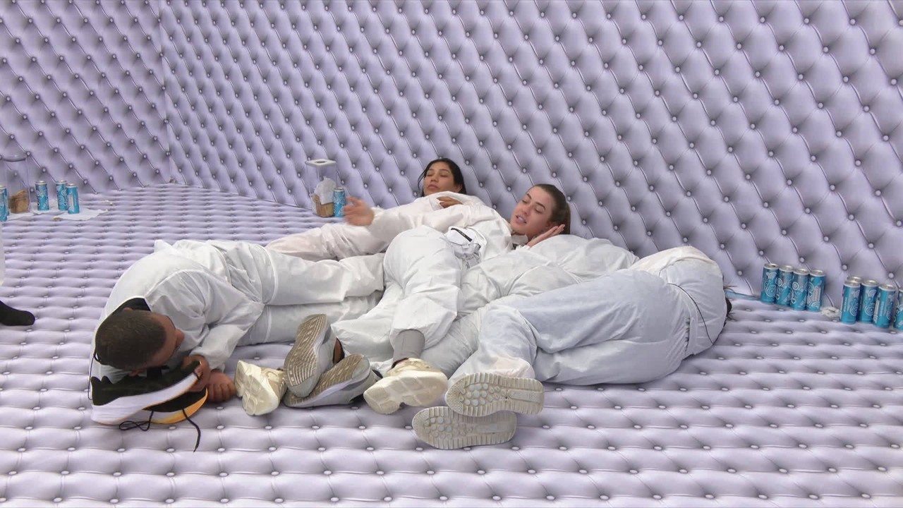 Candidatos deitam juntos no Quarto Branco e Elisa brinca com Matheus: 'Resolva com a mulher depois'