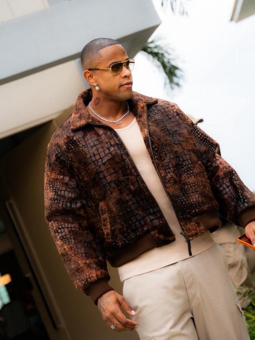 Léo Santana se emociona ao adiar show especial por conta da chuva em Salvador: 'Envolve a segurança das pessoas'