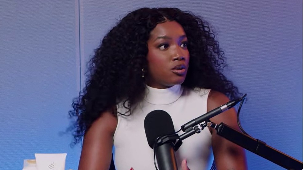 IZA — Foto: Reprodução/Youtube