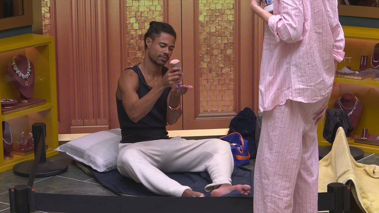 Breno se arruma para dormir no espaço do Exilado: 'Não estou desesperado'