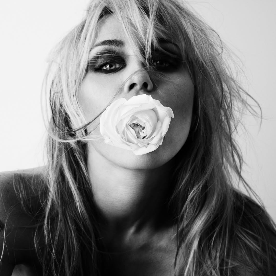 Miley Cyrus segurando seu novo álbum com a capa visível