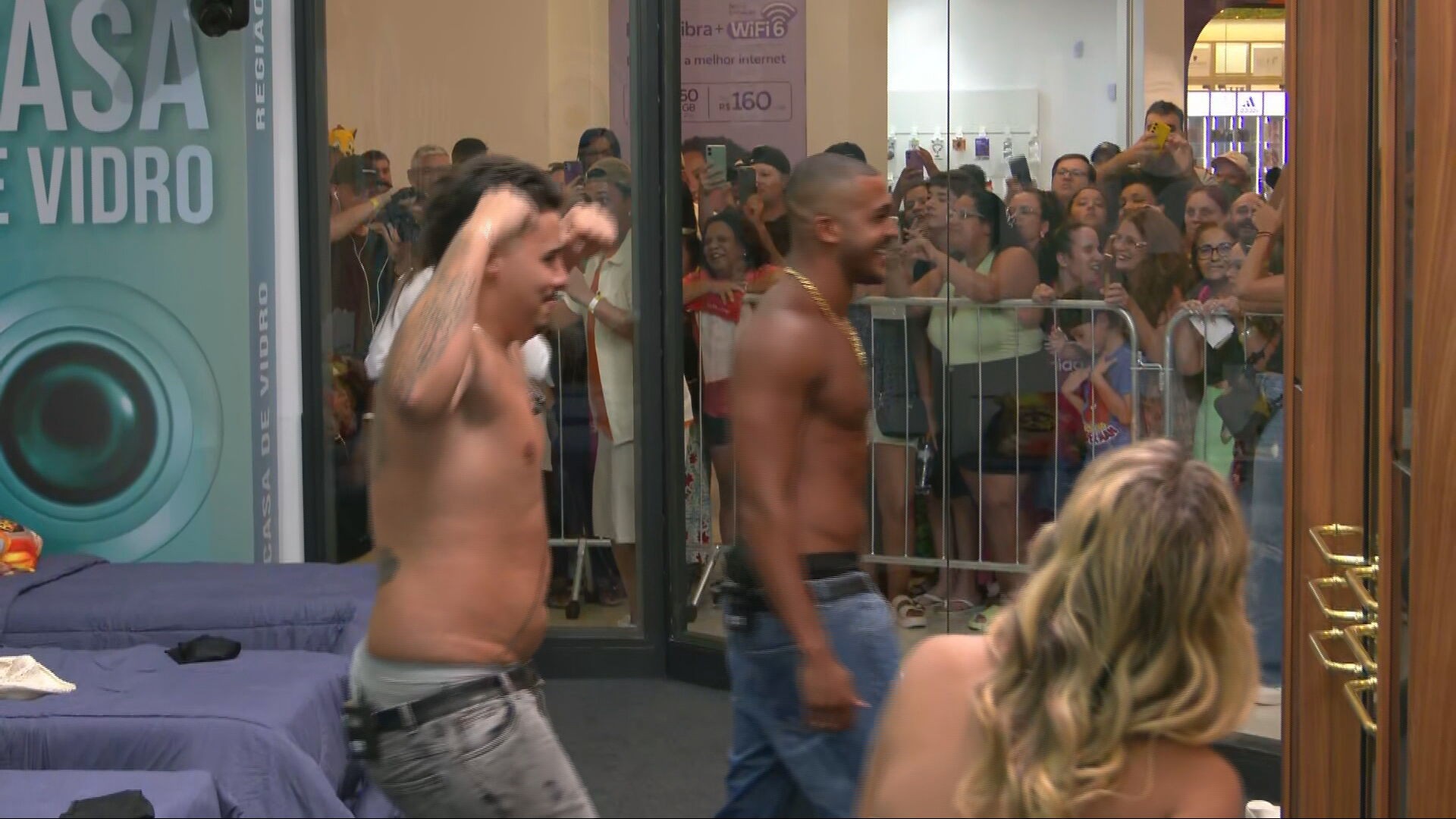Matheus e Pedro tiram a camisa na Casa de Vidro Sul e candidatas reagem