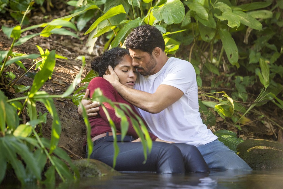 Caio salva Aline de afogamento em ‘Terra e Paixão’ — Foto: Globo/João Miguel Jr.