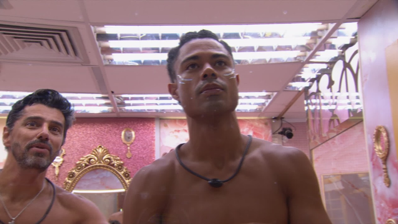 Alberto Cowboy elogia Breno, que pergunta: 'Quer me beijar agora?'