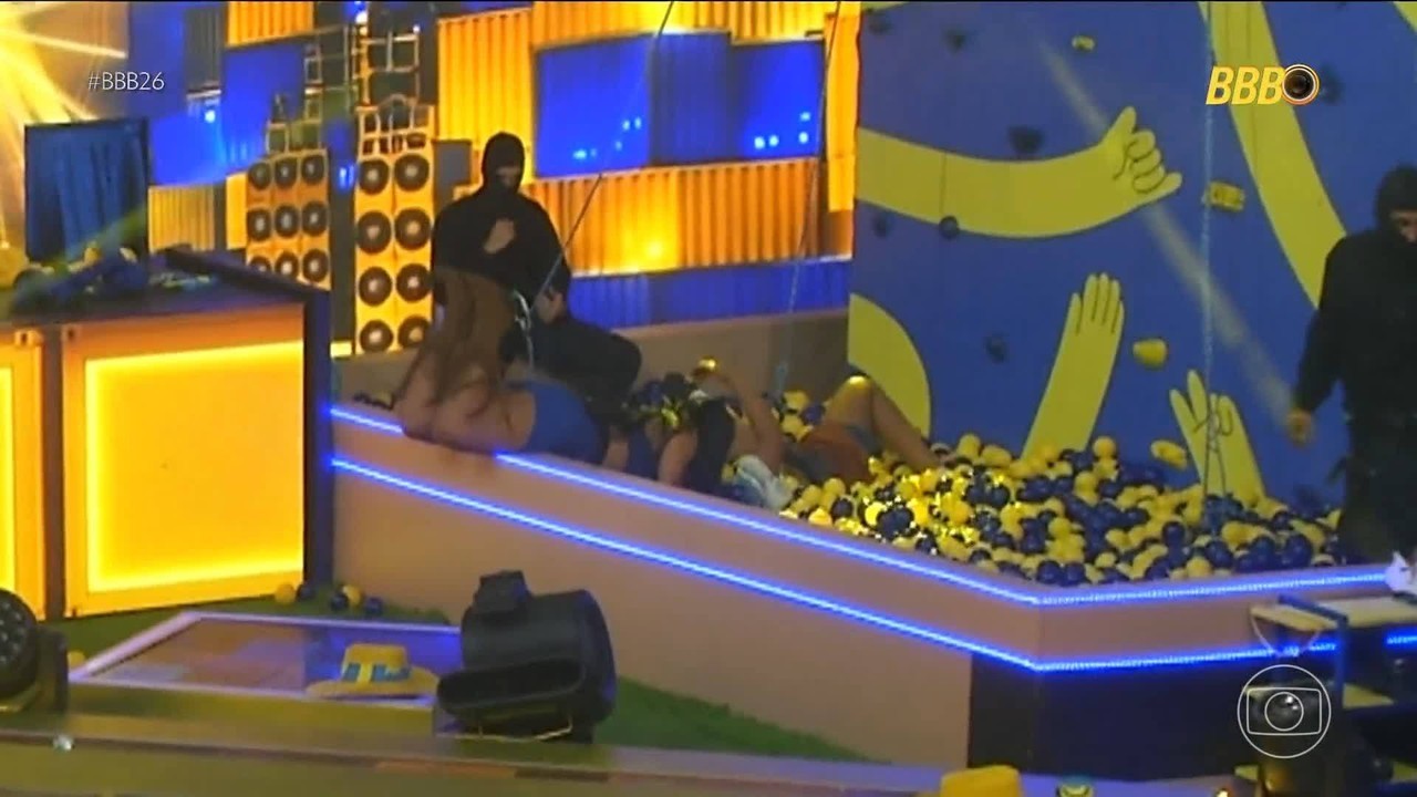 Irmã de Chaiany comenta beijo entre sister e Marciele: 'Vivendo o Big Brother como ninguém'