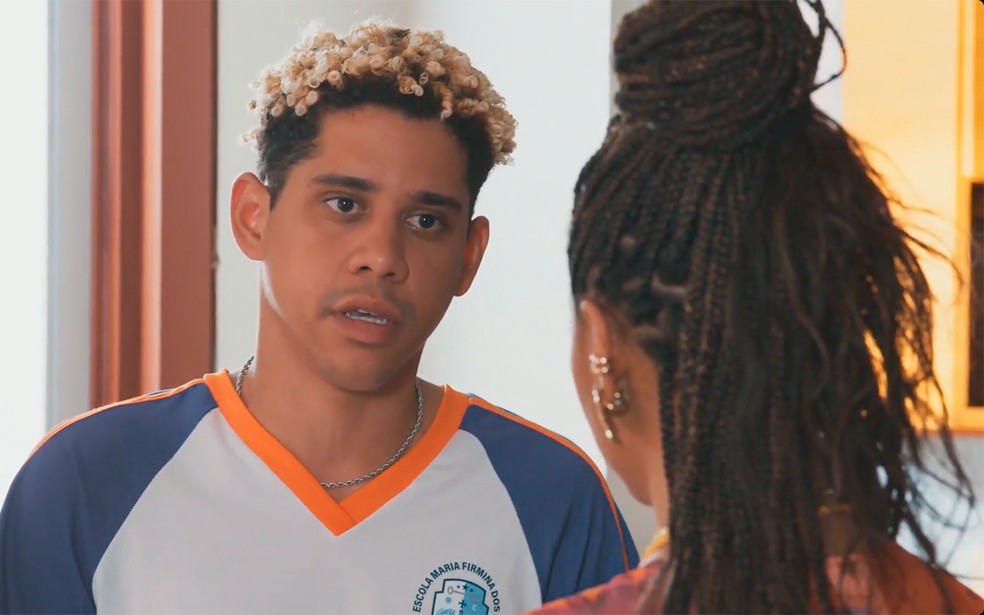 Peixe surpreende Bela com novo emprego em Por Você — Foto: Globo