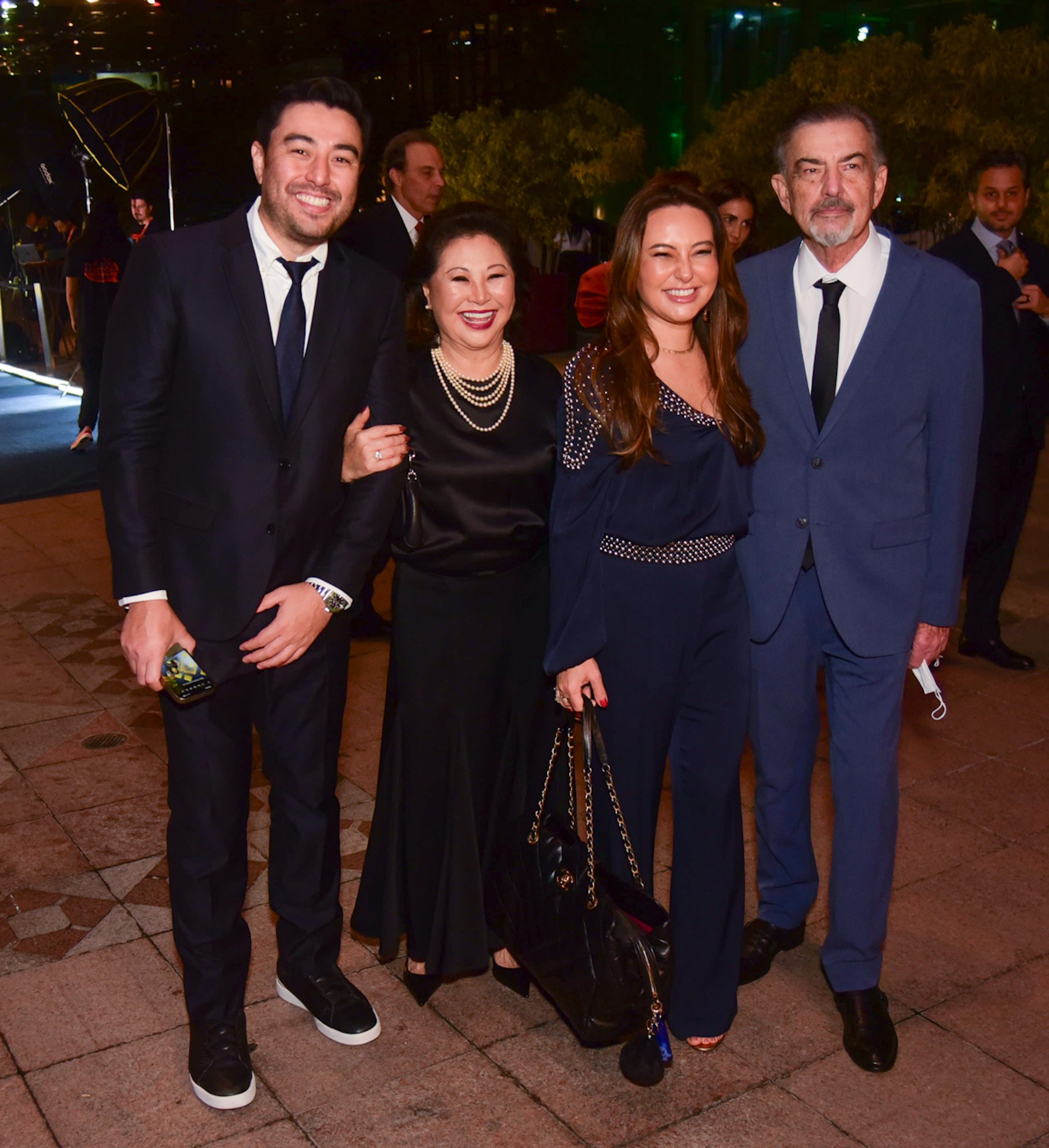 Recuperado, pai de Sabrina Sato vai a evento após cirurgia do câncer