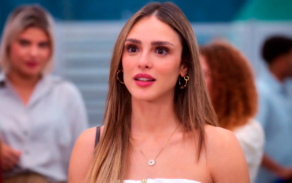 Naiane (Isabelle Drumond) é barrada em show de João Raul (Filipe Bragança) - Coração Acelerado — Foto: Globo