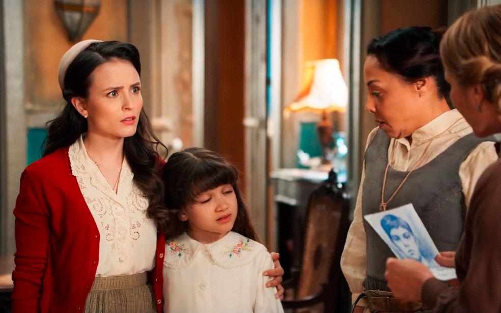 Estela (Larissa Manoela) procura Zulma (Heloisa Périssé) para saber do golpe de Simbá (Arthur Yera) - Êta Mundo Melhor! — Foto: Globo