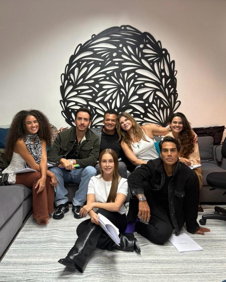 Gravações de nova novelinha do Globoplay com Carla Diaz já estão em andamento; veja primeira foto dos bastidores