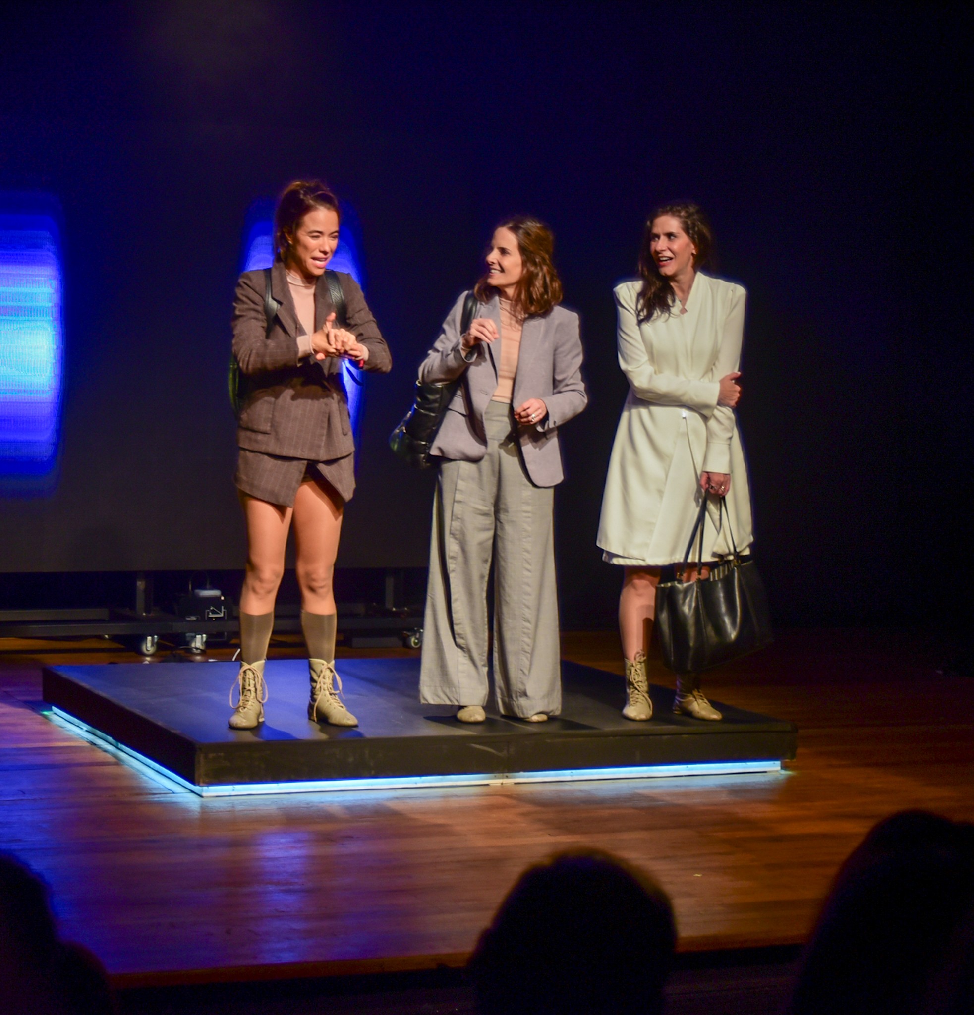 Miá Mello retorna aos palcos após ficar impossibilitada de voltar do Catar por conta da guerra