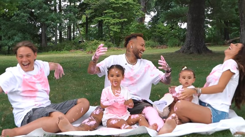 Neymar Jr. e Bruna Biancardi receberam familiares e famosos em chá revelação da terceira filha | Gshow