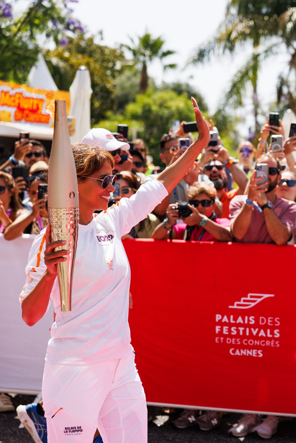 Halle Berry carregou a tocha olímpica dos jogos de Paris 2024 — Foto: Photo by Richard Bord/WireImage