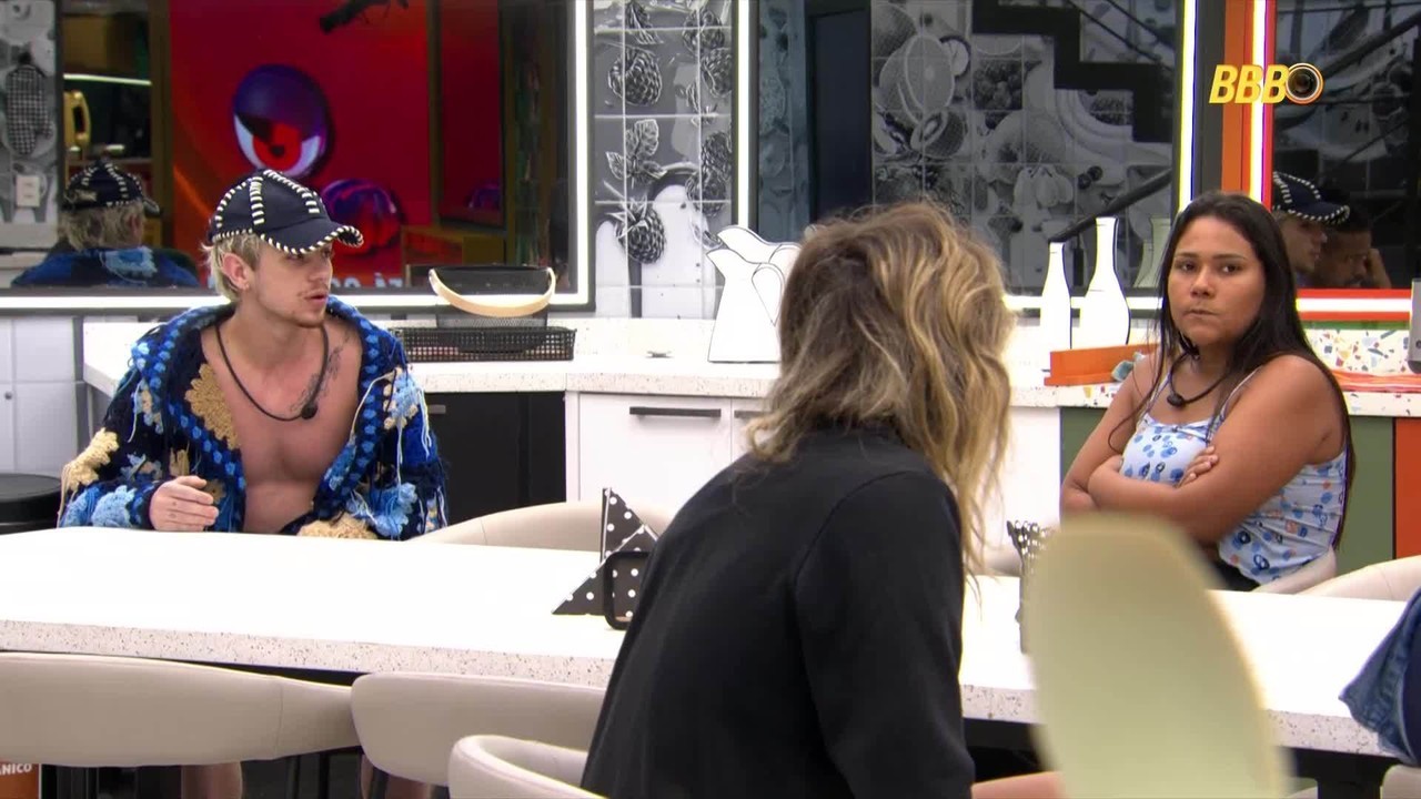 Juliano Floss e Samira discutem durante divisão de compras da Xepa: ‘Não adianta ficar emburrada’