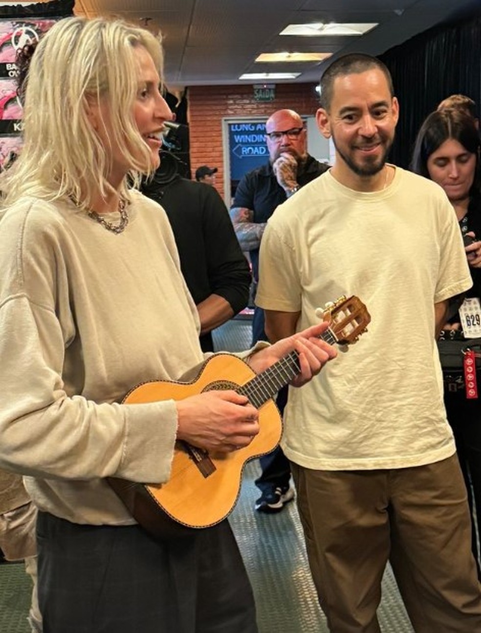 Emily Armstrong e Mike Shinoda em show no Brasil — Foto: Reprodução Instagram