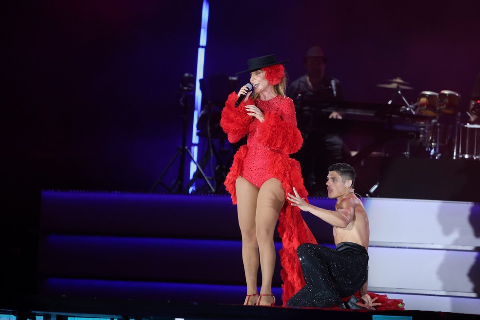 Ivete também caprichou no vestido vermelho — Foto: Daniel Pinheiro/BrazilNews