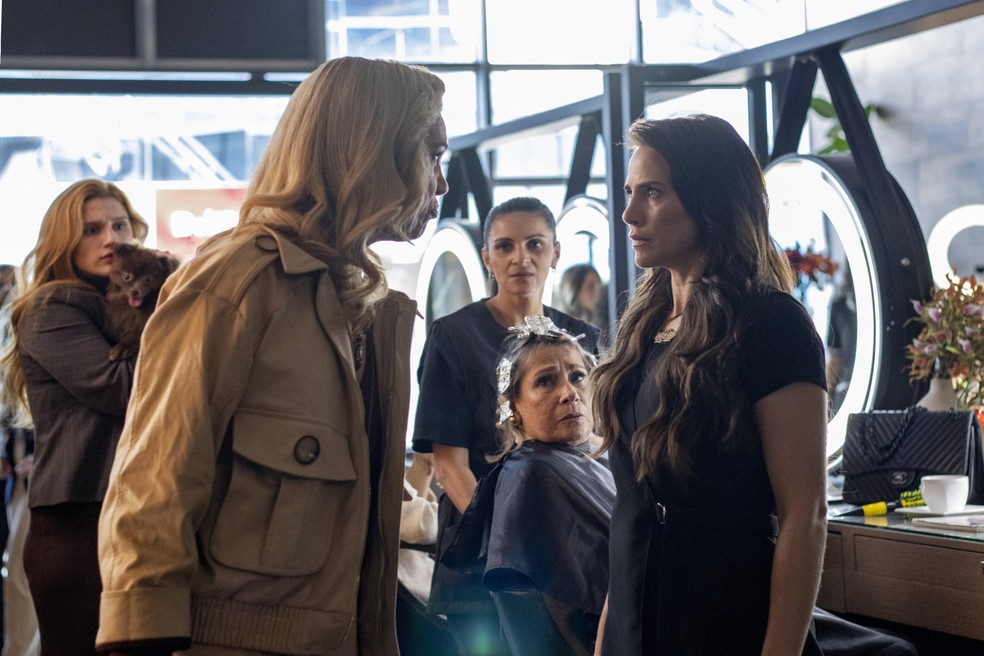 Adriana e Pilar se enfrentam em Quem Ama Cuida — Foto: Globo