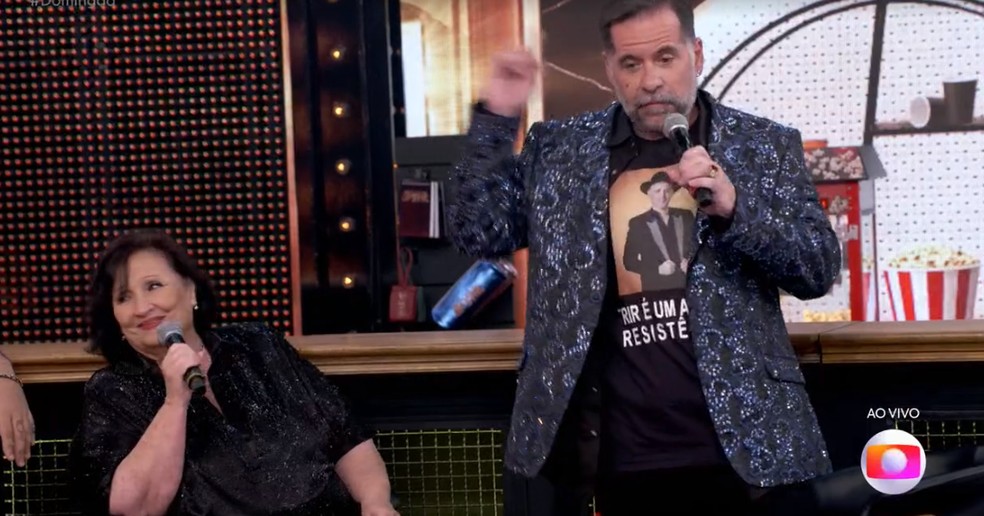 Leandro Hassum homenageia Paulo Gustavo ao fim de sua apresentação